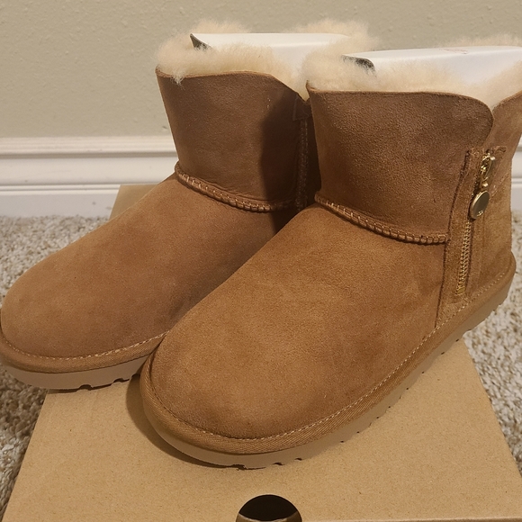 UGG - Picture 3 of 8